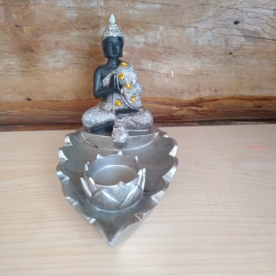 Bouddha thaï avec bougie sur feuille (gris et noir)